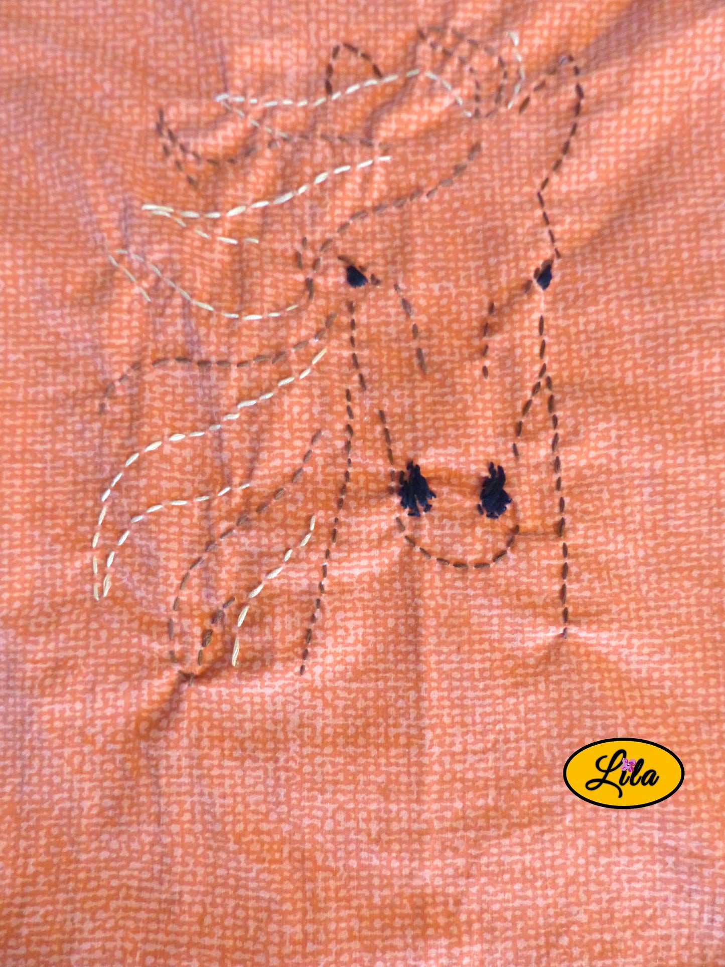 Zoom sur la broderie artisanale représentant un cheval réalisée sur un tote bag orangé mettant en valeur les détails de la broderie et les finitions faites main