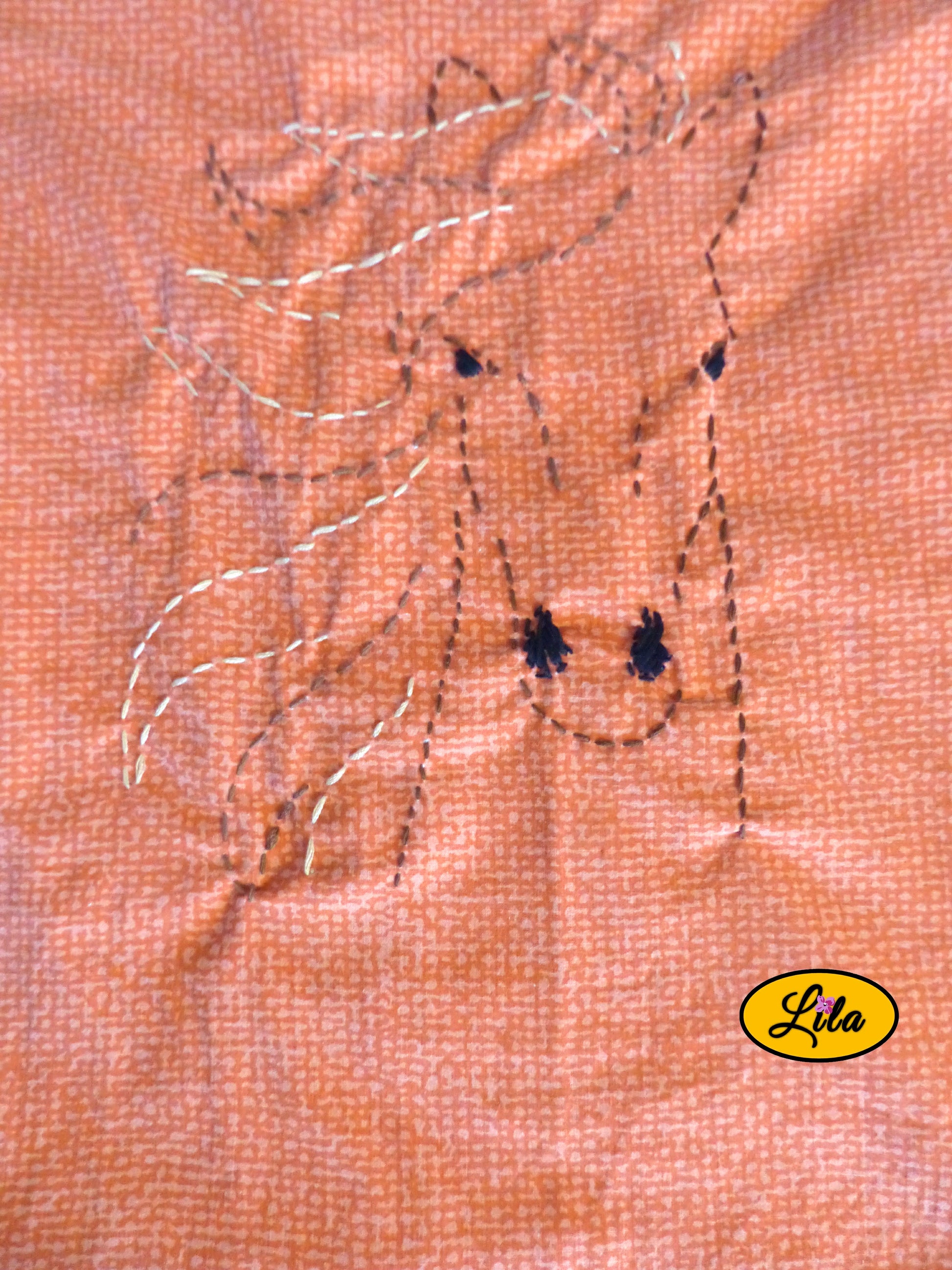 Zoom sur la broderie artisanale représentant un cheval réalisée sur un tote bag orangé mettant en valeur les détails de la broderie et les finitions faites main