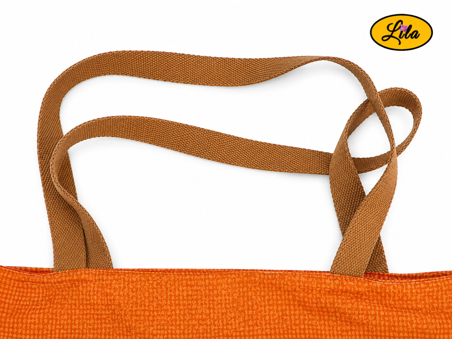 Zoom sur les sangles couleur sable d’un tote bag orangé avec broderie mannequin vintage sur fond blanc style artisanal et soigné