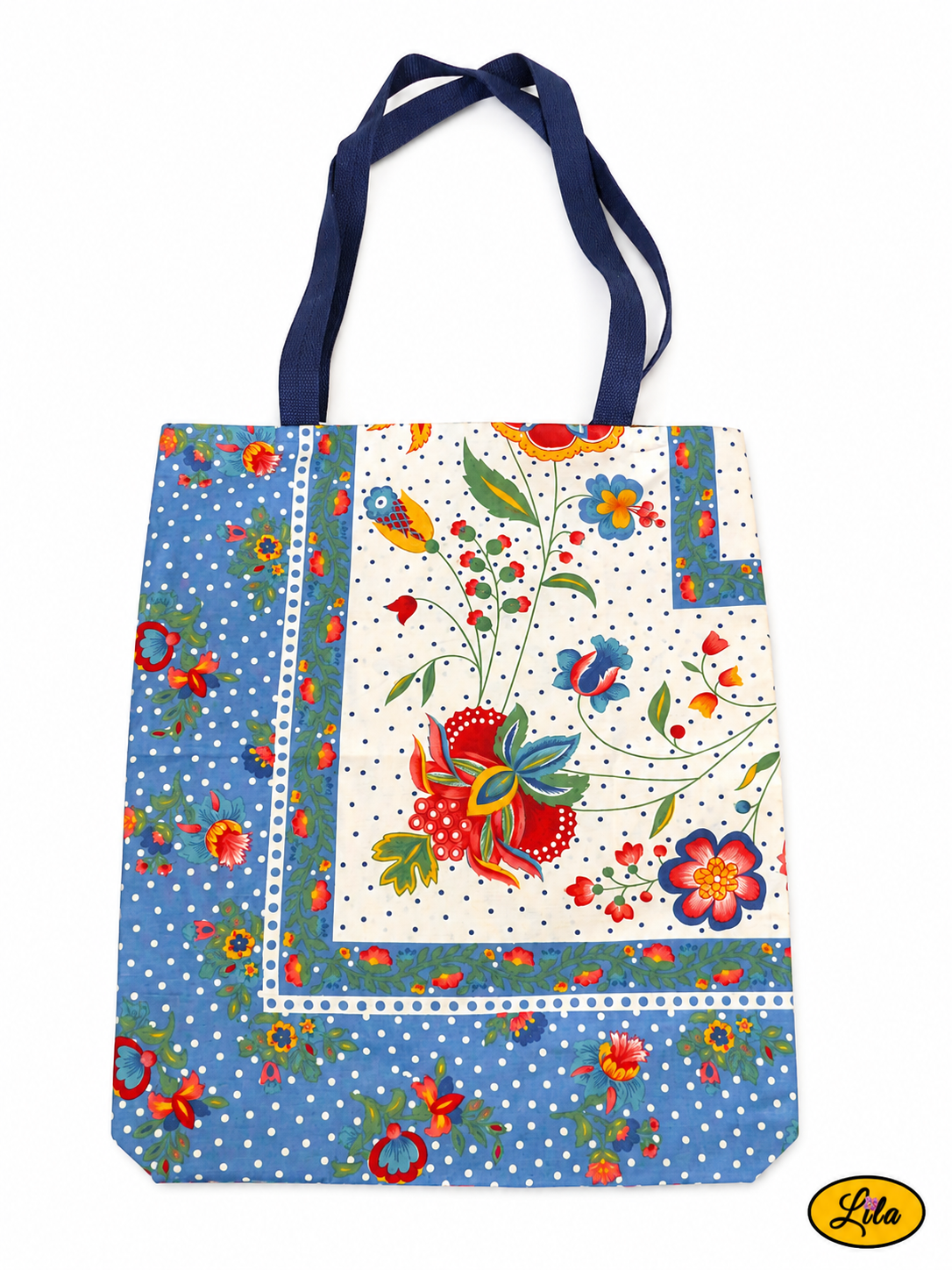 Tote bag en tissu vintage à motifs fleuris bleus vu à plat de haut sur fond blanc avec sangles bleues placées au-dessus du sac style rétro et artisanal