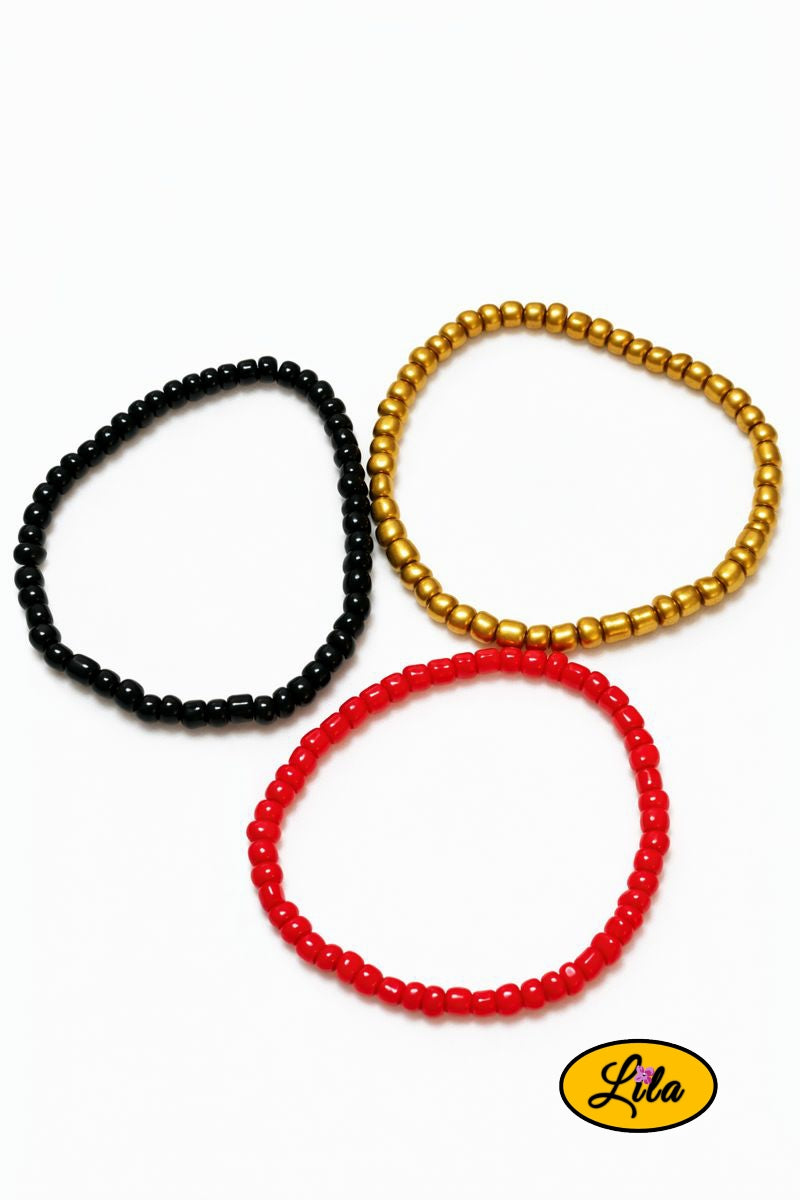 Trio de bracelets perles carrées noir jaune et rouge mat vue alternative sur fond blanc