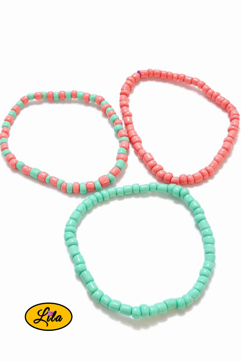 Détail trio bracelets perles carrées vert et rose pastel vue rapprochée