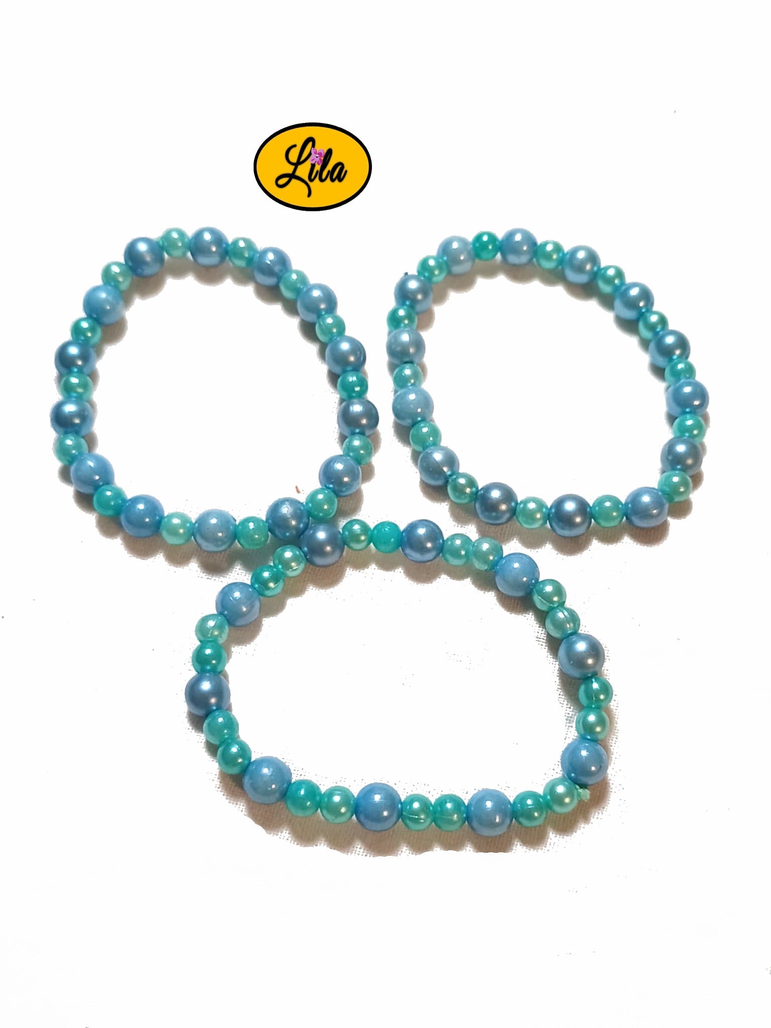 Détail trio bracelets perles vertes et bleues vue rapprochée