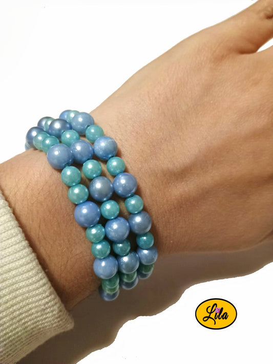 Trio de bracelets en perles rondes vertes et bleues porté au poignet style naturel