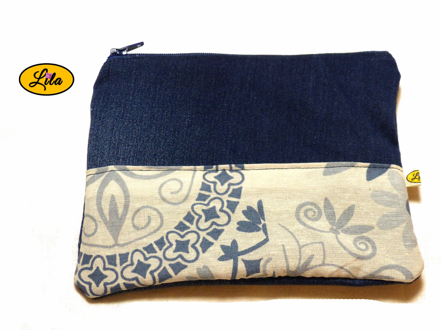 Trousse en jeans avec bande tissu blanc à motifs bleus vue de face style moderne et rétro