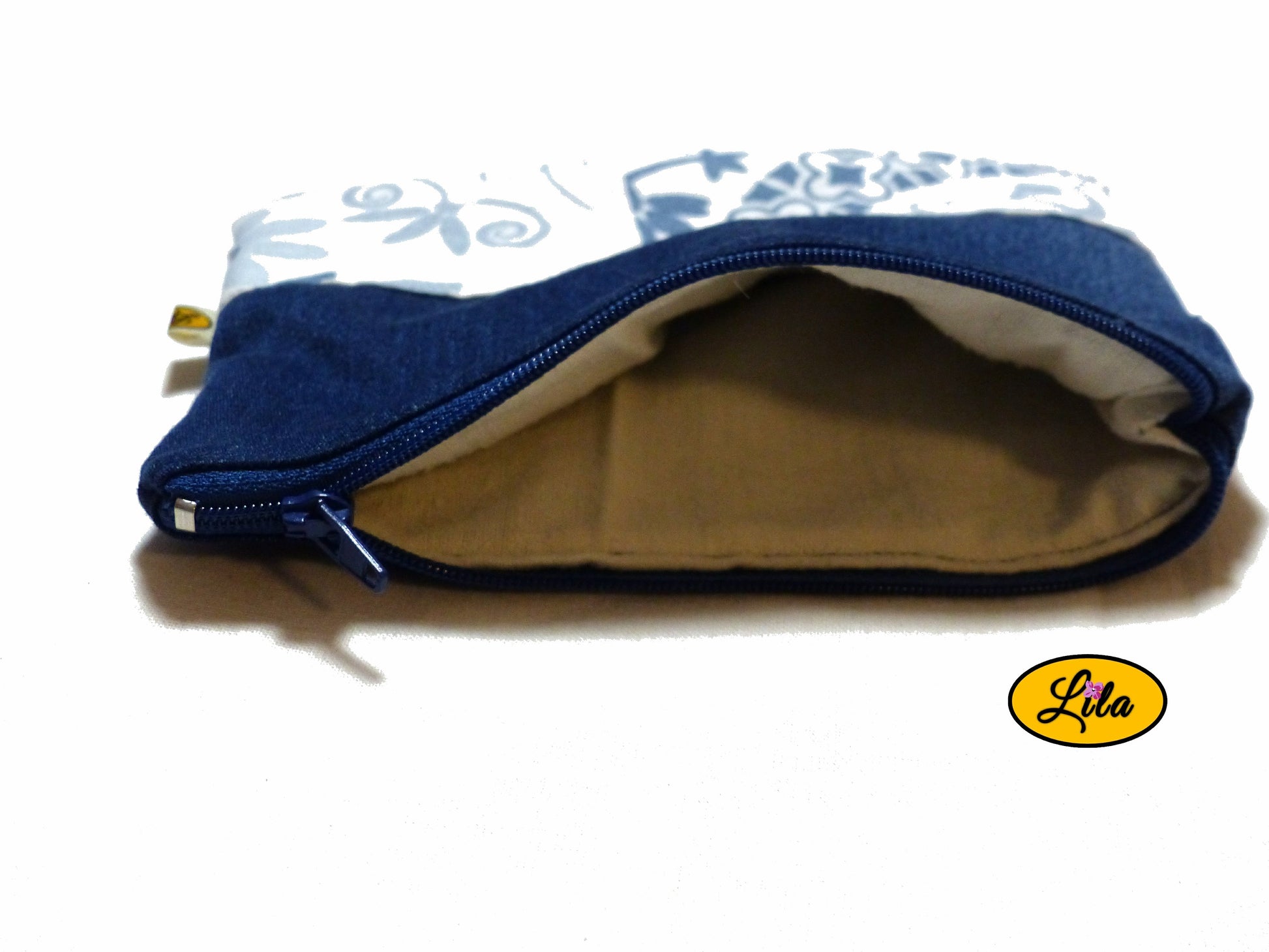 Trousse en jeans avec bande tissu blanc à motifs bleus ouverte avec vue intérieure