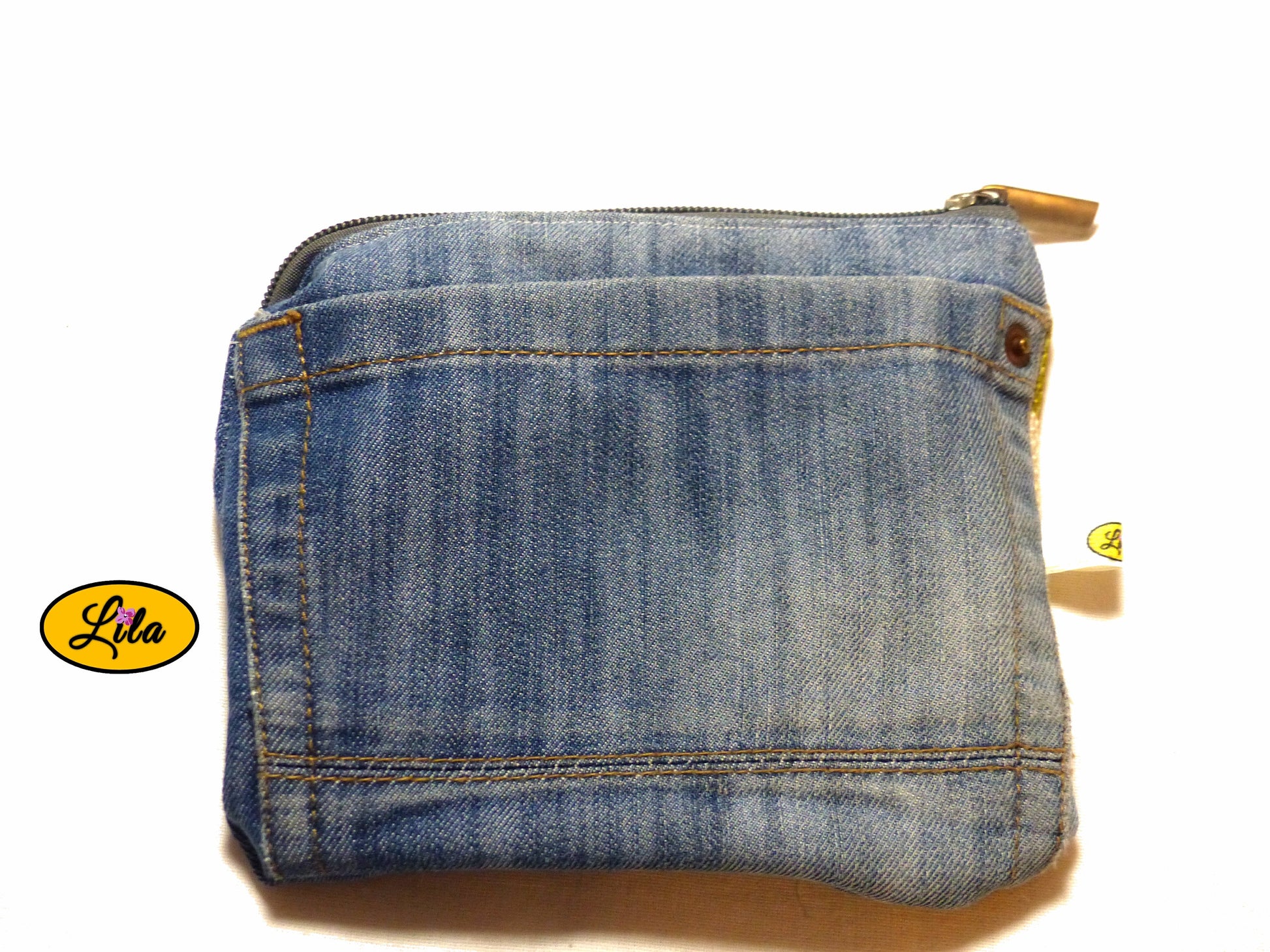 Trousse en jeans clair avec bande vintage verte fleurie vue de dos avec poche de jean recyclée