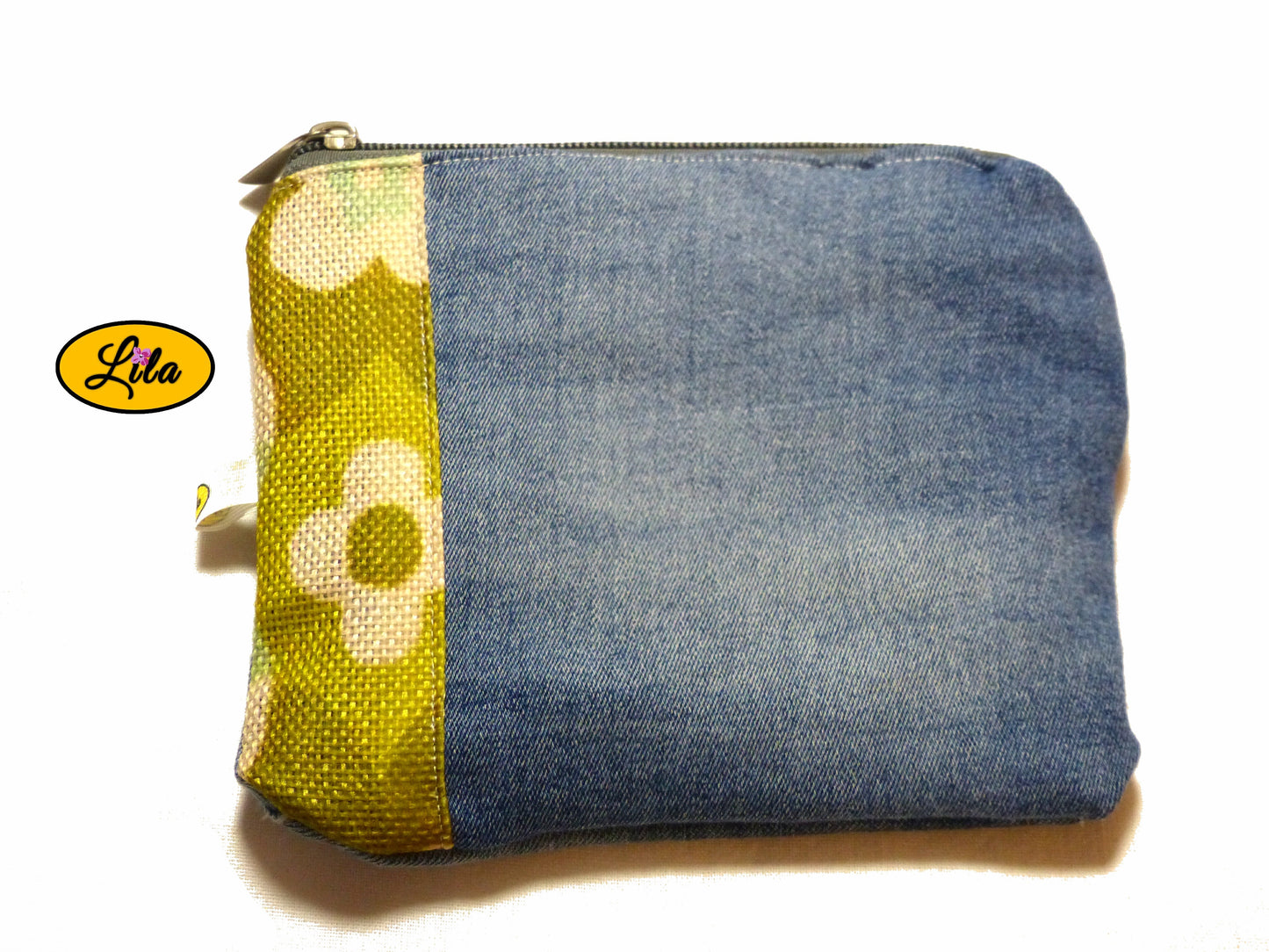 Trousse en jeans clair avec bande vintage verte fleurie sur le côté vue de face style frais et rétro