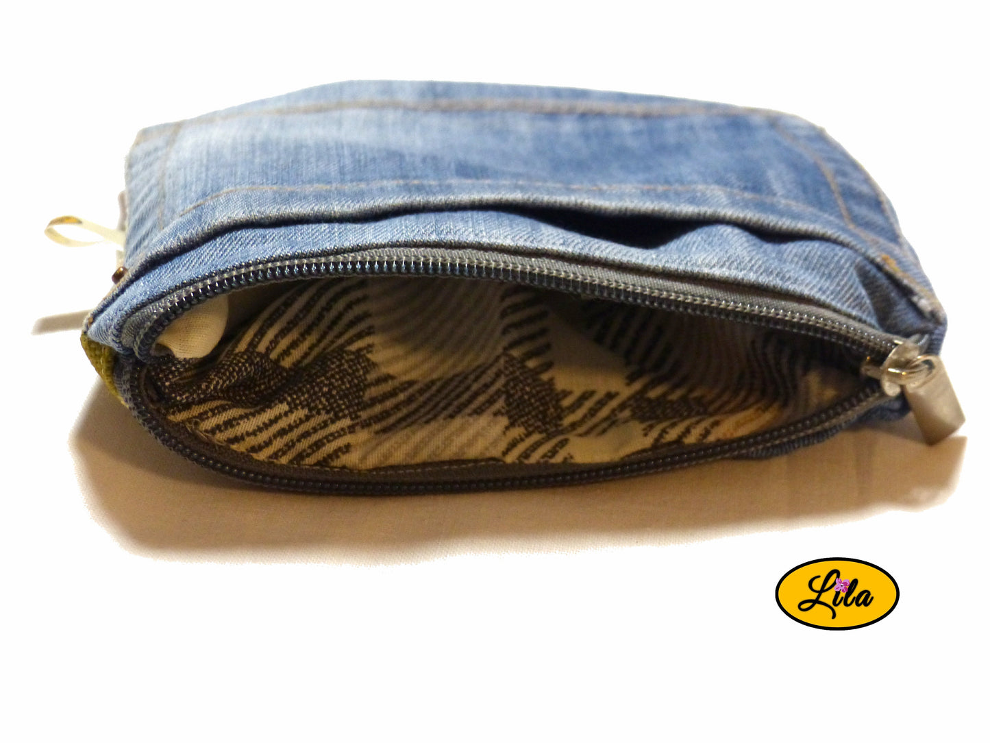 Trousse en jeans clair avec bande vintage verte fleurie ouverte avec vue intérieure