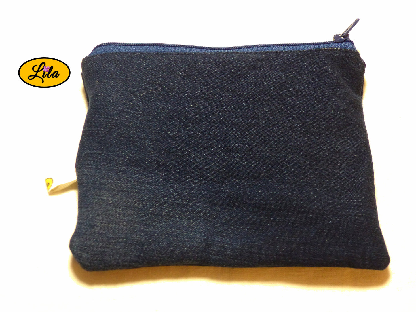 Trousse en jeans foncé avec poche intégrée vue de dos
