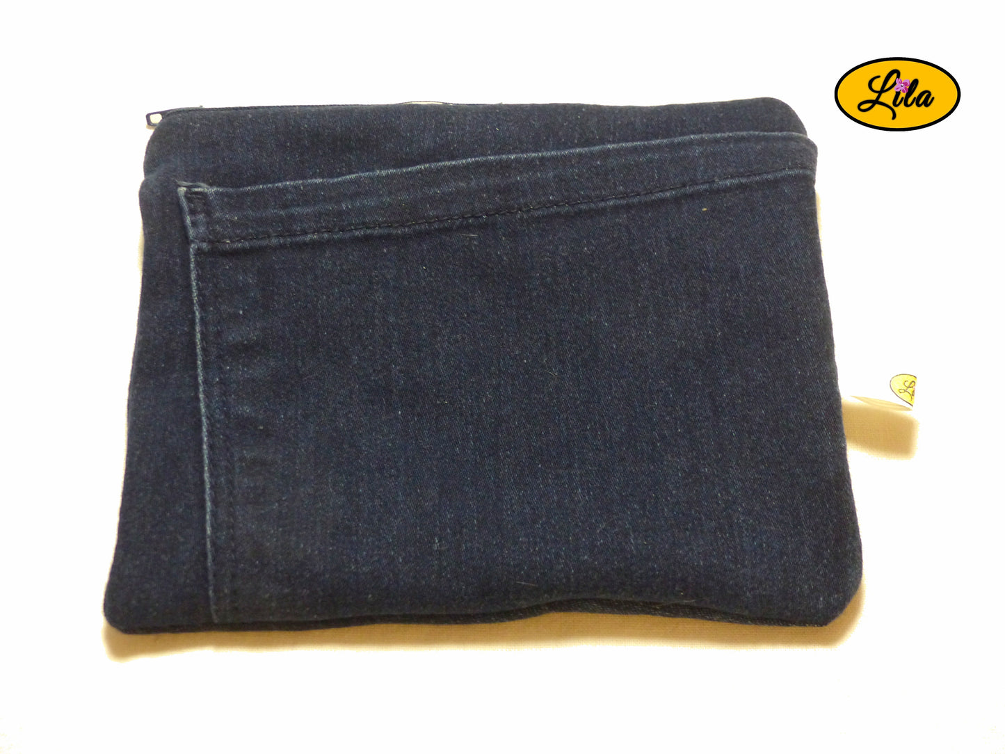 Trousse en jeans foncé avec poche intégrée sur le devant vue de face style pratique et moderne