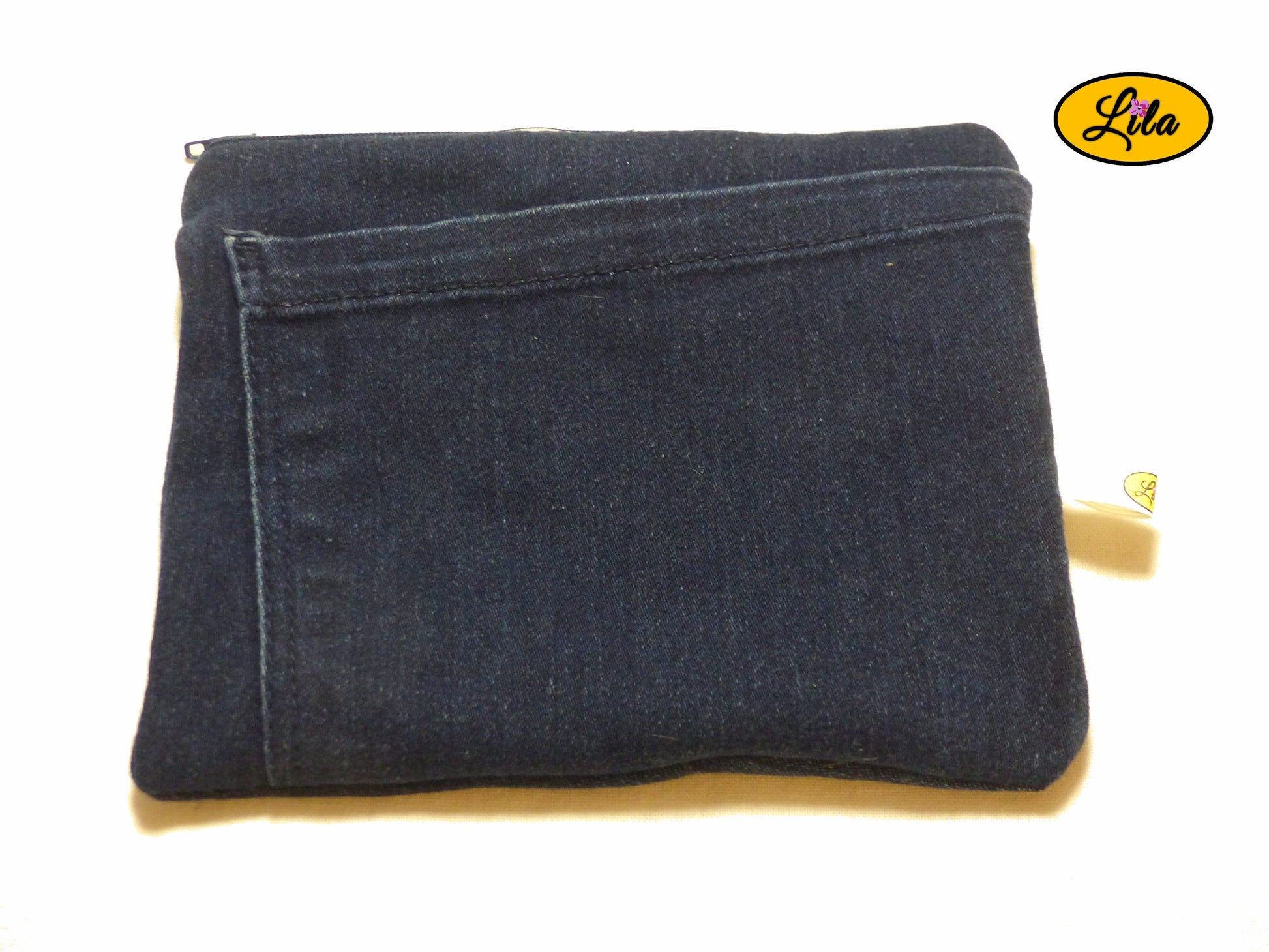 Trousse en jeans foncé avec poche intégrée sur le devant vue de face style pratique et moderne