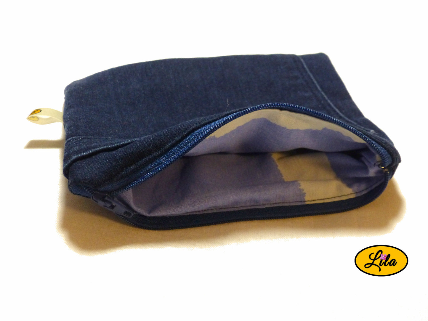 Trousse en jeans foncé avec poche intégrée ouverte avec vue intérieure