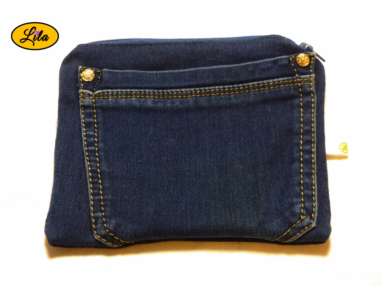 Trousse en jeans foncé avec poche arrière de jean sur le devant vue de face style original