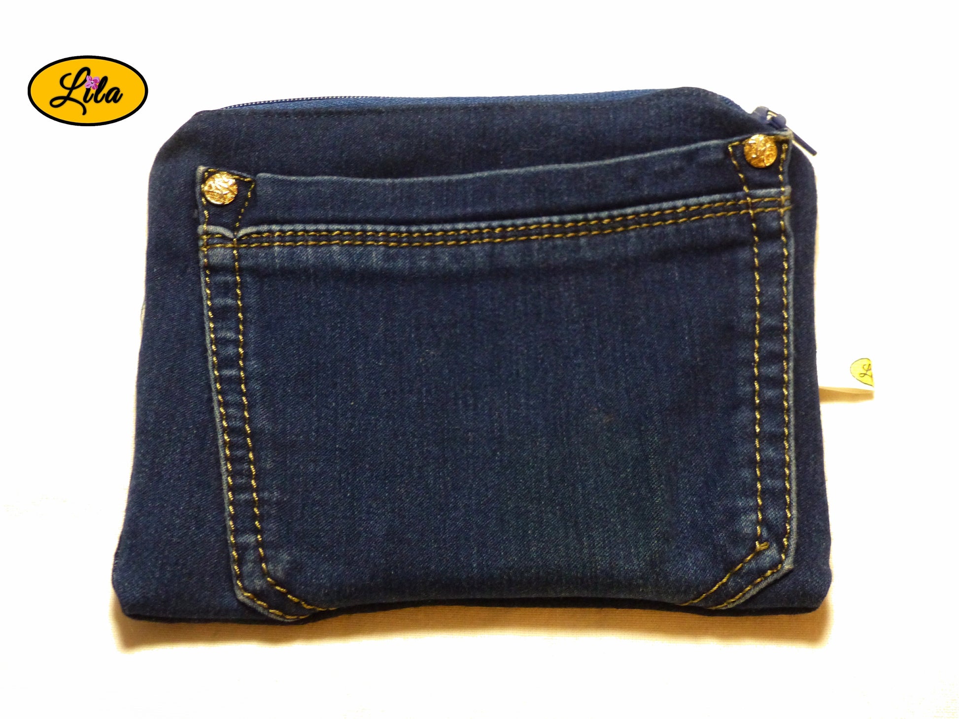 Trousse en jeans foncé avec poche arrière de jean sur le devant vue de face style original