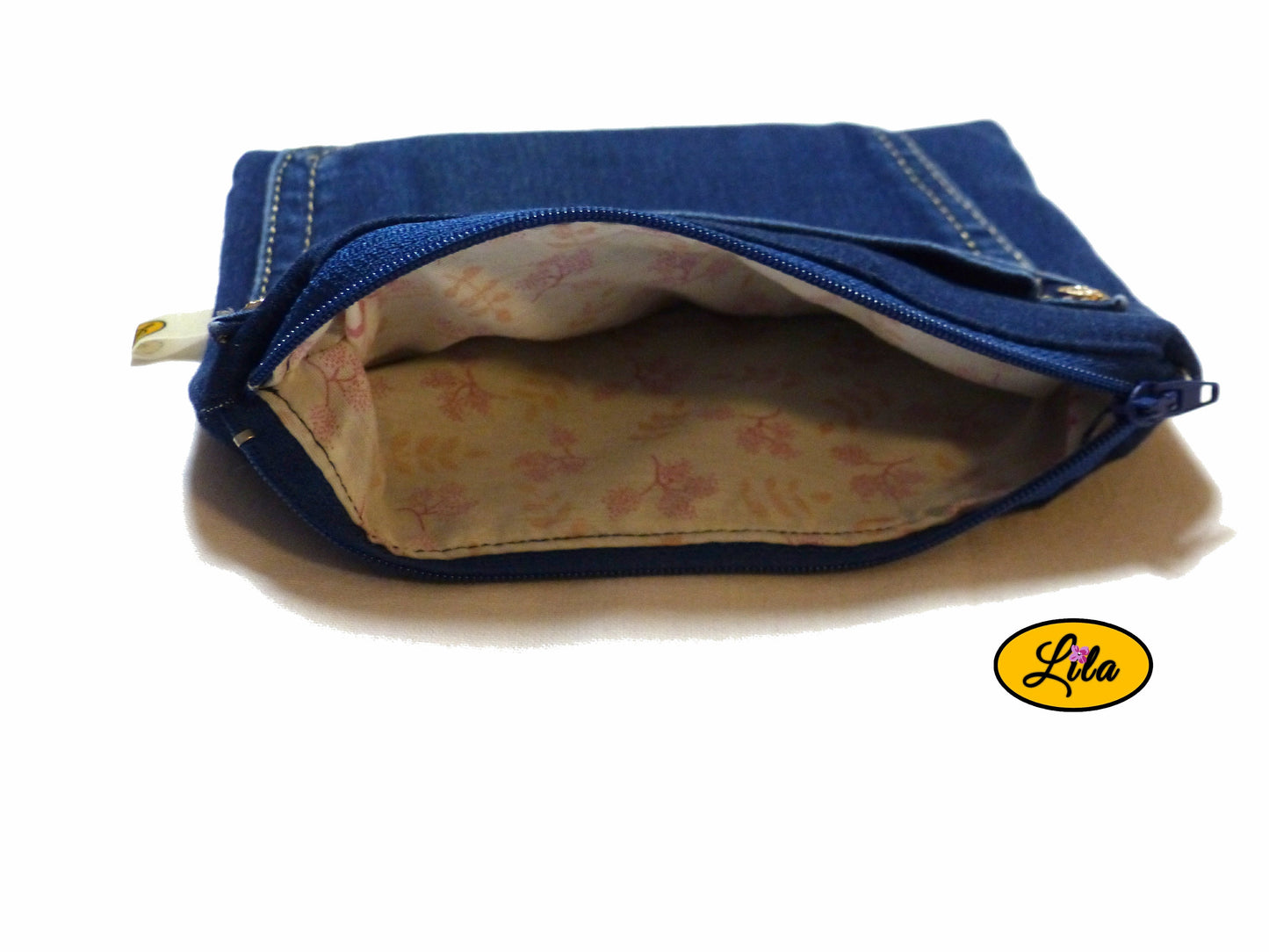 Trousse en jeans foncé avec poche style jean sur le devant ouverte avec vue intérieure
