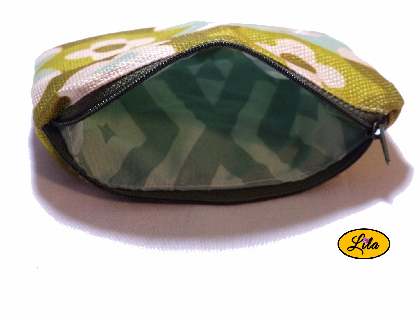 Trousse vintage verte fleurie ouverte avec vue intérieure
